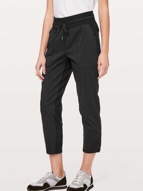 Lululemon Dance Studio Crop 25"
Black Size 6 GUC
